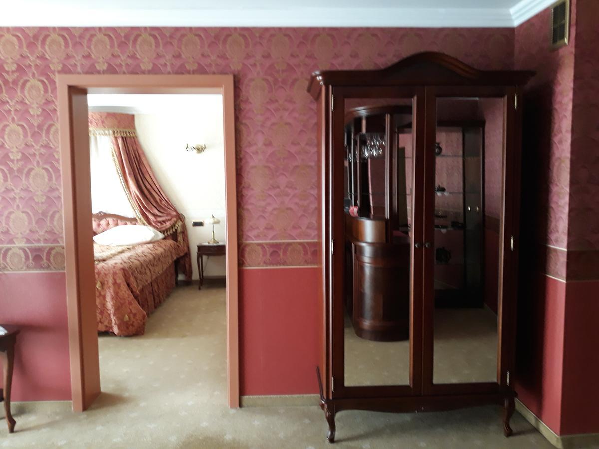 Hotel Imperium ชิชเชนา ภายนอก รูปภาพ